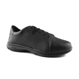 Championes negros de cuero sintético, con cordones y suela de goma.