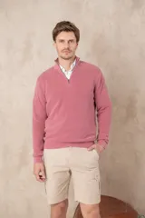 Sweater azul de algodón pigmentado con medio cierre y cuello alto.