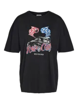 Camiseta negra con estampado gráfico de un automóvil y banderas de carreras, de manga corta y cuello redondo.
