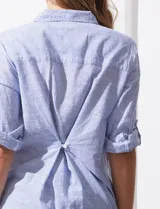 Camisola larga de algodón color blanco, marca Dash. Tiene cuello con solapa, abertura central con botones, bolsillo aplicado en el pecho, mangas regulables con presilla y botón, y bolsillos laterales en la costura.