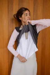 Remera tipo polo de manga larga color rosa pálido, con cuello de gabardina color beige.