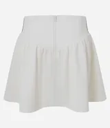 Short pollera corto de malla waffle color blanco, con cintura ancha en V y cierre de cremallera en la espalda. Presenta rayas contrastantes en los laterales.