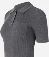 Blusa gris de punto acanalado con cuello polo, manga corta, botones en el cuello y bolsillo en el pecho.