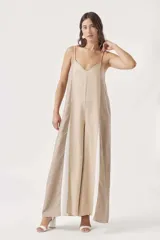 Mono largo de mujer con tirantes finos y escote en V, confeccionado en tela fluida de color celeste claro. Presenta paneles verticales en tonos beige y blanco que crean un efecto de bloques de color.