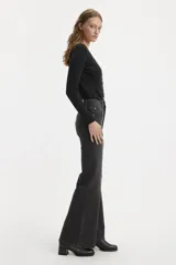 Pantalón de jean negro de tiro alto, corte acampanado y bajo desflecado.