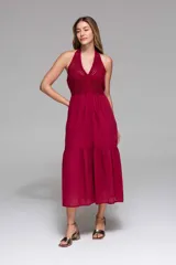 Vestido midi color borgoña con escote halter y cuerpo superior tejido con diseño calado. Falda amplia y fluida.