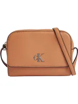 Cartera de piel sintética granulada naranja, con correa ajustable y cierre de cremallera.