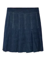 Minifalda de denim azul oscuro, de tiro medio, con diseño plisado y cierre de cremallera.