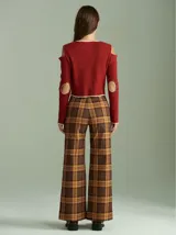 Saco de algodón verde con aberturas en hombros y codos, de corte entallado. Tiene cuello en V, botones pequeños y plaqueta de tejido puño color crudo.