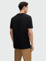 Remera blanca de algodón con logo "BOSS" estampado en el frente con diseño de camuflaje en tonos grises.
