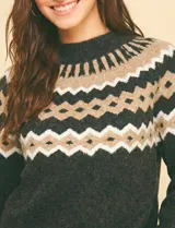 Buzo de punto marca Pinch con diseño nórdico geométrico en la parte superior. Presenta cuello redondo, mangas largas y un tono gris oscuro predominante con detalles en beige y blanco.