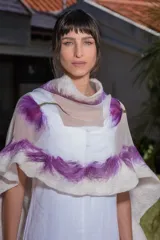 Echarpe de gasa de seda natural blanca y lana Merino, con detalles en magenta y verde, diseñada con volados y flores en el centro.