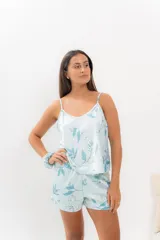Pijama de seda estampada, compuesto por musculosa con escote en V y espalda recta, y short con elástico en la cintura. Puede incluir detalle de puntilla en el escote.