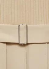 Vestido midi de punto de canalé color beige, con cuello pico, diseño evasé, cinturón desmontable, cierre de cremallera lateral y manga larga.