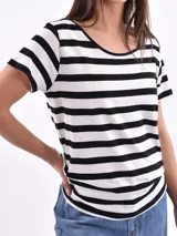 Remera de manga corta, cuello redondo y calce holgado, con estampado de rayas horizontales en blanco y negro.