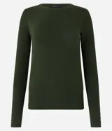 Suéter de punto color verde, con cuello barco, mangas largas y textura acanalada.