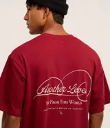 Remera boxy color borgoña con estampa lettering "Another level" en el frente y la espalda.