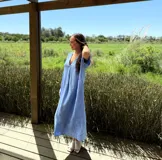 Vestido largo azul marino de lino italiano, con escote en V, mangas cortas y bolsillos laterales.