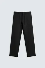 Pantalón negro de corte recto y calce relajado, confeccionado en tejido de algodón con elasticidad. Presenta cintura ajustable con cordón, bolsillos frontales y bolsillos traseros de doble vivo.