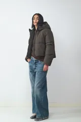 Jean de tiro alto color azul oscuro, corte loose con pernera ancha. Diseño clásico de cinco bolsillos con cierre de cremallera y botón metálico.