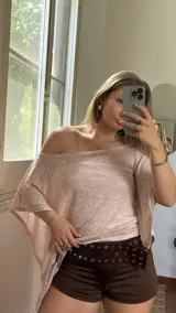 Capa rosa de hilo con mangas cortas y cuello redondo.