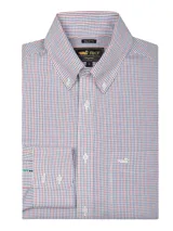 Camisa de manga larga blanca con diseño a cuadros en azul y rojo, de corte regular fit, con cuello abotonado, bolsillo en el pecho y logo bordado.