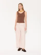 Pantalón ancho color rosa, confeccionado en algodón, con cinco bolsillos y largo al tobillo.