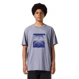 Remera manga corta color lila con estampa rectangular azul en el frente.