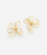 Aros tipo botón con forma de flor esmaltada color crema y pétalos alambrados dorados.