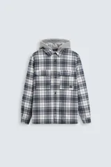 Sobrecamisa de hombre a cuadros azul marino y blanco, corte relaxed fit, con capucha gris de algodón, cuello solapa, manga larga con puños abotonados, bolsillos de parche en el pecho y bolsillos laterales en la cadera.