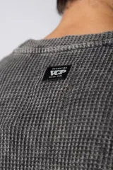 Buzo de hombre de corte oversize confeccionado en tela waffle de algodón con proceso de teñido acid en color borgoña.