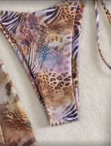 Conjunto de bikini con estampado animal print, compuesto por un corpiño triangular con tirantes finos y una falda larga de corte recto con abertura lateral.