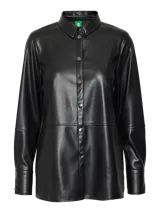 Camisa negra de cuero sintético con efecto engomado, mangas globo y calce regular.