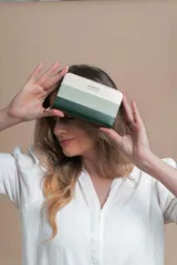 Billetera mediana de símil cuero con franjas horizontales combinadas en blanco, verde claro y verde oscuro. Tiene tapa frontal con compartimento interior con 8 tarjeteros y lugar para billetes. Incluye monedero con cierre alrededor.