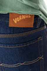 Bermuda de jean azul oscuro, corte recto, largo hasta la rodilla.