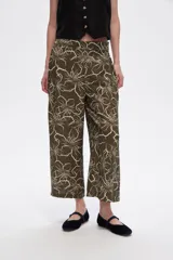 Pantalón ancho de viscosa con estampado floral en tonos verde oliva y blanco.