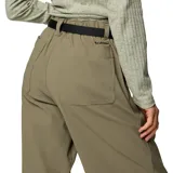 Pantalón de senderismo Columbia color verde oliva, de corte recto y cintura alta con cinturón ajustable. Cuenta con bolsillos laterales y traseros con cierre.