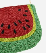 Cartera hobo con forma de sandía, confeccionada en abalorios de colores rojo, verde, amarillo y negro. Tiene asa transversal de cadena dorada y cierre de cremallera.
