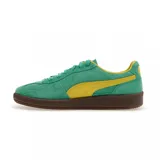 Championes Puma Palermo negros con detalles en blanco y suela color caramelo.