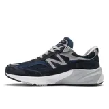 Championes urbanos New Balance modelo 990 V6, color azul marino con detalles en negro y gris. Confeccionados en gamuza y malla, con logo "N" característico en los laterales y entresuela FuelCell y ENCAP.