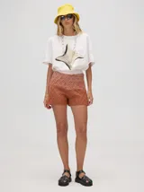 Short tejido a rombos con degradé de celeste a amarillo, calce suelto y pretina elástica combinada.