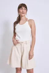 Top tipo musculosa ajustado al cuerpo, color marrón oscuro, con escote redondo y tirantes finos. Un tirante presenta un detalle de argolla metálica dorada.