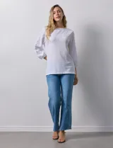 Blusa blanca texturada marca Ruby Rd, con escote redondo y mangas 3/4 con puño elastizado y apliques de broderie. Confeccionada en poliéster y elastano.