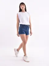 Short de jean blanco con terminación desflecada.