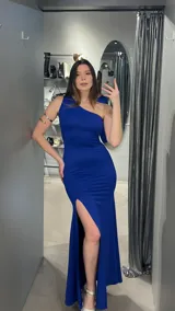Vestido largo azul eléctrico de fiesta, con un solo hombro y abertura en la pierna.
