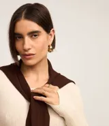 Suéter negro de punto acanalado con mangas largas y cuello redondo.