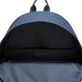 Mochila azul marino de poliéster con compartimento principal con cierre, bolsillo frontal con cierre y logo de Lacoste bordado en verde.