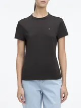 Remera negra de algodón con corte slim fit, cuello redondo y logo "ck" bordado en el pecho.