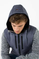 Campera con capucha en color gris, con mangas de felpa y bolsillos funcionales con cierre waterproof.