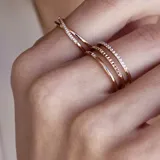 Anillo triple en color oro rosa, con diseño que simula tres anillos, acabado cómodo y duradero.